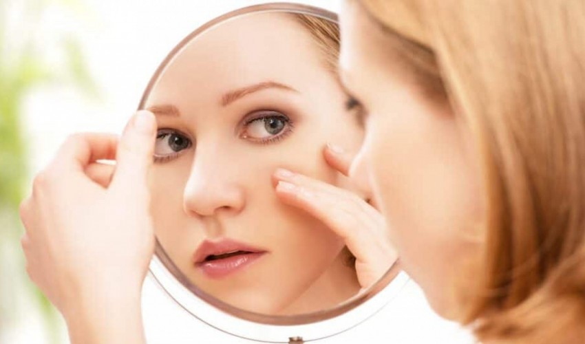 Le miroir grossissant la solution pour la pose des lentilles de contact